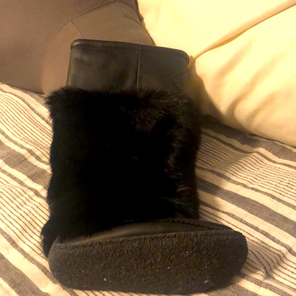 Black moccasin boots with fur